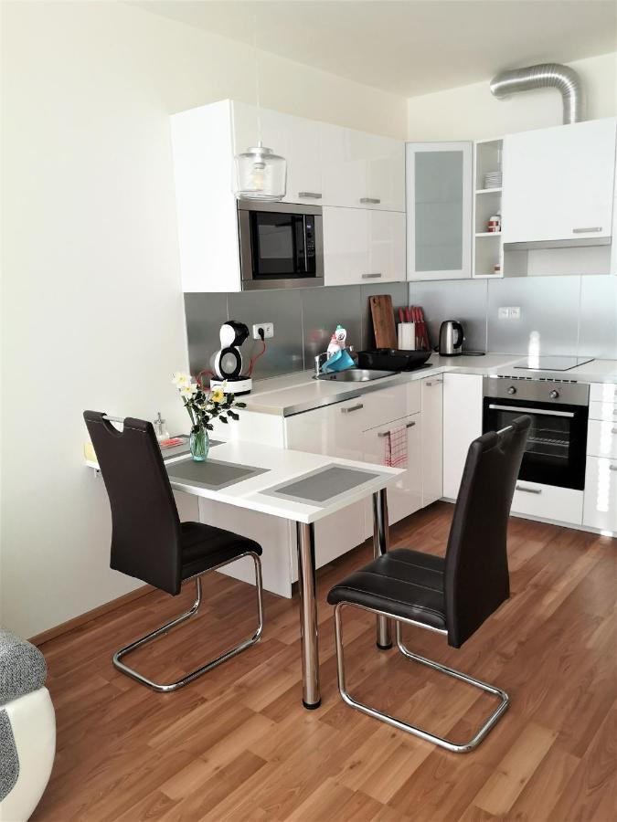 New Apartment With Garage Parking Brno Eksteriør bilde